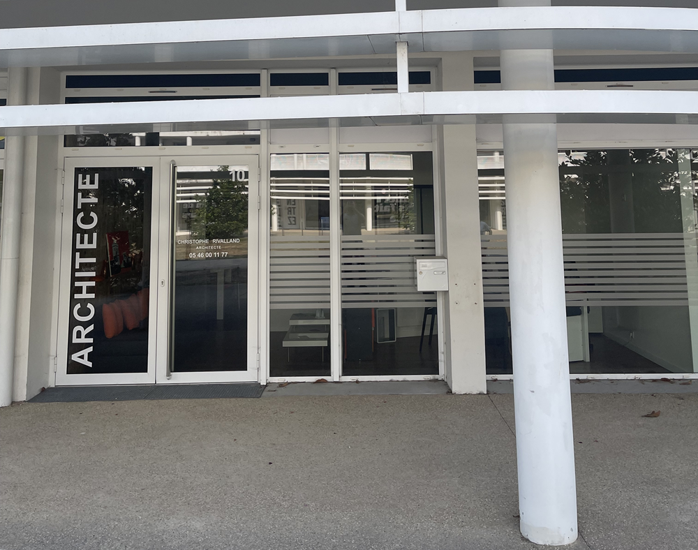 vue de la façade de l'agence