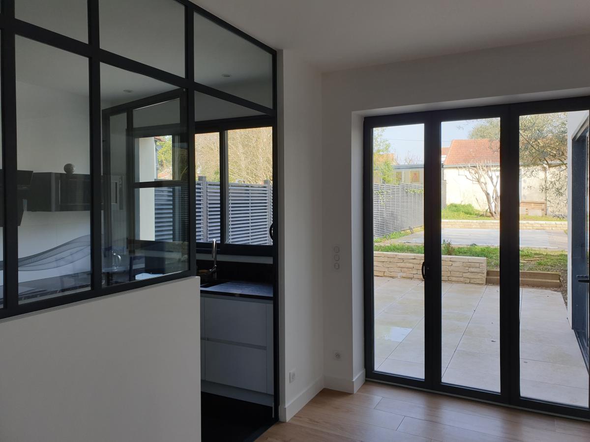 Baie ouvrant sur le jardin arrière