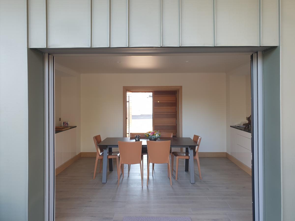 Entrée traversante sur salle à manger