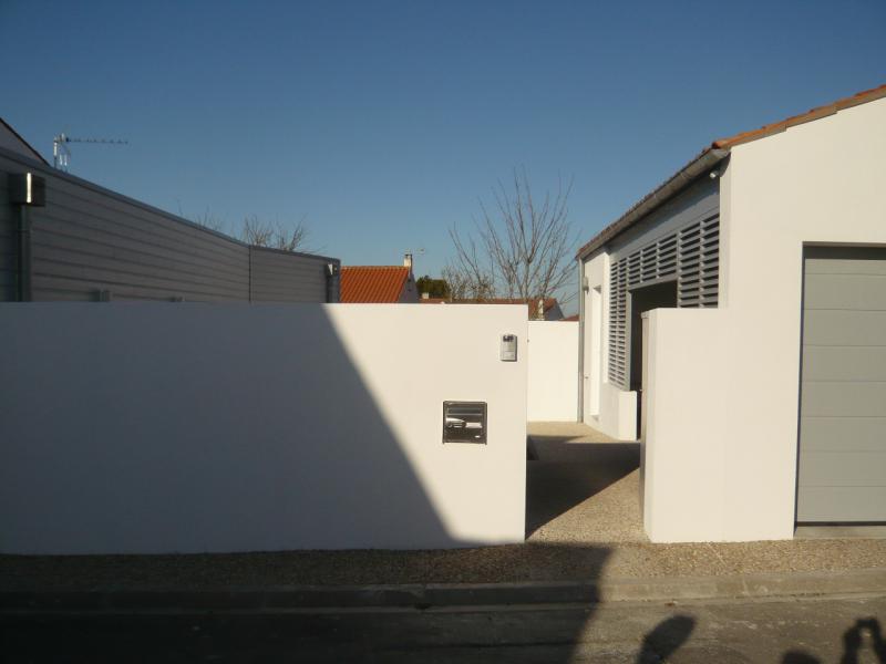 Vue de l'entrée vers garage et extension