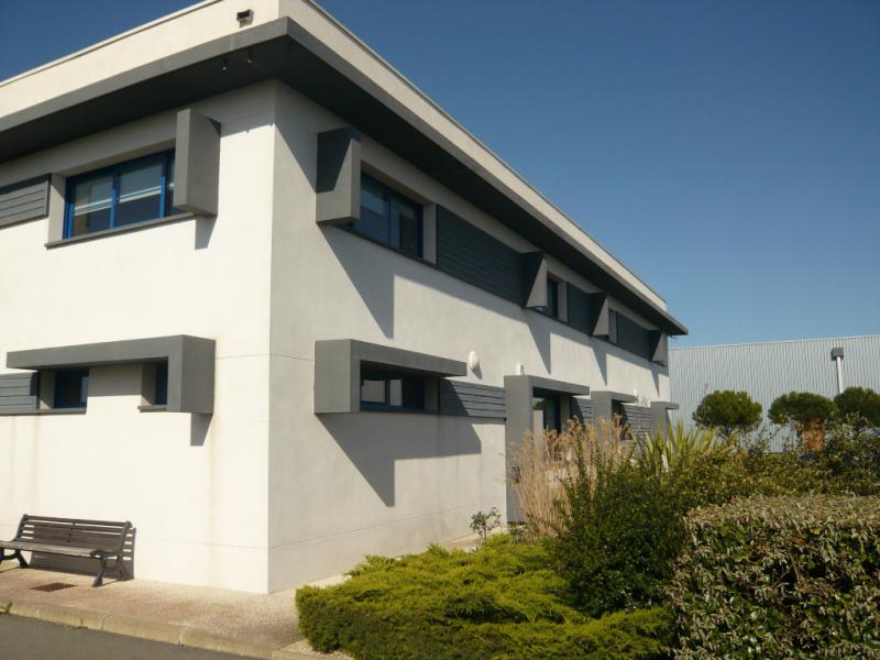 Façade avec bandeau pare-soleil